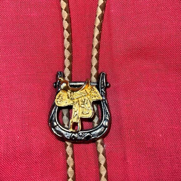 Bolo tie, western motif with saddle. - Picture 1 of 4
